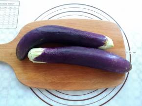 准备2根茄子，去掉茄子蒂