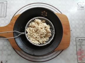 挤掉豆腐中多余的水份，搓成豆腐碎