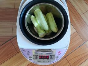 用电饭煲隔水蒸20分钟（如果有微波炉可以直接叮一分钟）