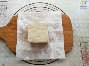 豆腐用厨房纸吸干水份，取100克份量