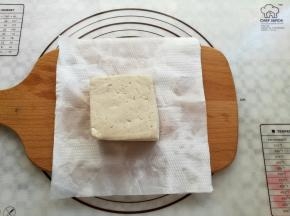豆腐用厨房纸吸干水份，取100克份量