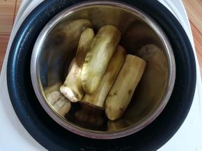 茄子蒸熟后关火取出放凉