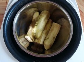 茄子蒸熟后关火取出放凉