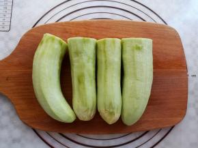 茄子去皮切成2段