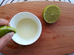 取半个柠檬挤出柠檬汁备用