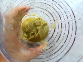 用料理机把茄子肉打成酱