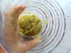 用料理机把茄子肉打成酱