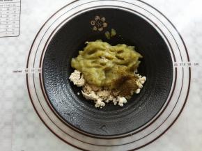 用一个干净的大碗装上豆腐，茄子酱和调味料