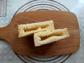 在厚吐司的横切面挖出2条槽