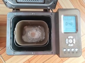 配方中材料按照先液体后粉末的顺序放入面包桶里，盐和白砂糖各放一个角落，启动面包机揉面21分钟（其中5分钟松弛面团）
