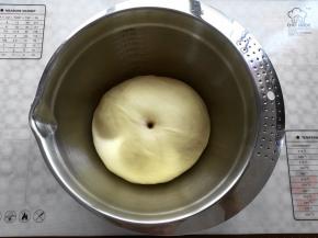 发大到2倍，用手指沾面粉戳面团不回缩不塌陷（大概发酵30分钟）