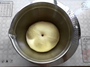 发大到2倍，用手指沾面粉戳面团不回缩不塌陷（大概发酵30分钟）