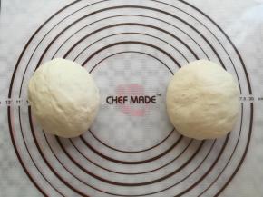 面团不用排气，直接分成2个等量大小的面团