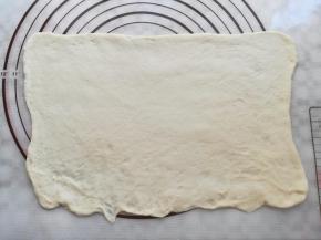 取一个面团擀成大的面皮