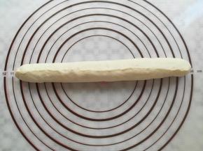 面团从上往下卷起来，收口处捏紧