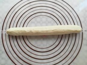 面团从上往下卷起来，收口处捏紧