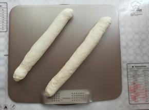 2个面团分别整形好以后转移到学厨的无边烤盘上