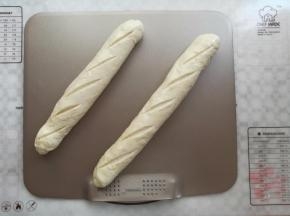 在面团上刷少量的油，用锋利的刀片在面团上割口（也可以在二发结束后割口）