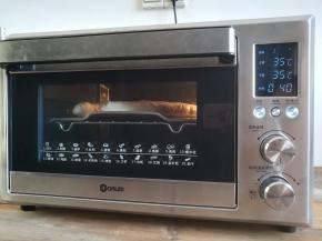 烤盘放入烤箱中，设置上下火35度发酵40分钟