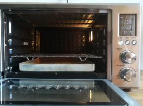 设置烤箱上下火230度预热10分钟，在烤网下放入一个空的烤盘（建议用旧的烤盘）