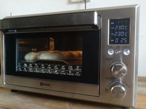 烤上色后可以加盖锡纸，烤到20分钟的时候把烤盘取出继续烤完设定时间