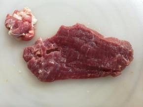 牛排洗净去除筋膜（也可以网购圆片牛排）