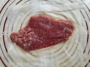 用厨房纸把牛排上多余的水分吸干