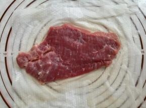 用厨房纸把牛排上多余的水分吸干
