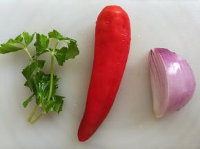 洗净洋葱，红辣椒和芹菜叶