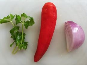 洗净洋葱，红辣椒和芹菜叶