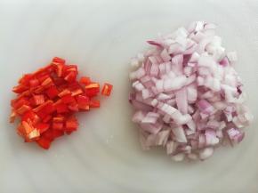 洋葱和红辣椒设成碎丁