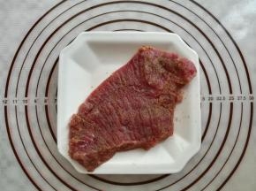 在牛排的两面抹上盐和胡椒粉腌制10分钟
