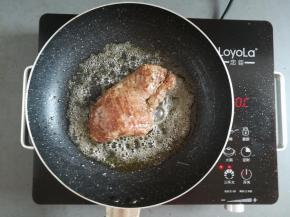 牛排两面都煎熟关火（喜欢吃7分熟的也可以）