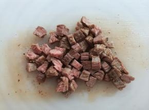 牛排切成碎粒备用