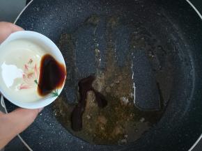 不粘锅里加入意大利香醋