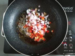 在加入洋葱，红辣椒和橄榄碎