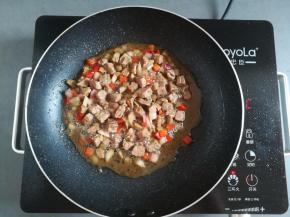 锅里材料翻炒入味