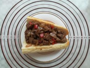 面包里加入牛排肉