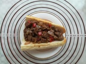 面包里加入牛排肉
