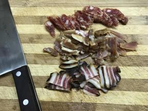 1、准备好食材后，把腊肠、腊肉、腊鸡腿分别切好。