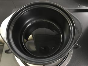 2、砂锅先抹点油。