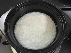 4、加入过米半指甲的清水。