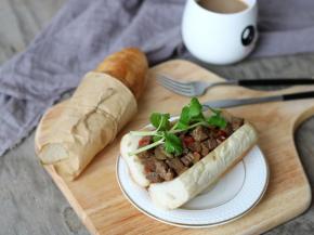 在牛排肉上加上芹菜叶装饰一下