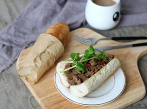 在牛排肉上加上芹菜叶装饰一下