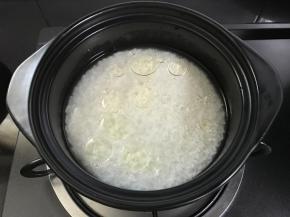 5、然后再加入一勺油，搅匀