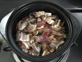 7、等到水到7成干的时候铺入腊肠、腊肉、腊鸡腿。