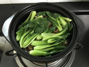 8、等水全干的时候放入小油菜。再最小火焖15分钟即可。