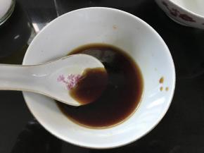 9、在焖饭的时候把酱汁调好。
