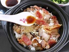 10、等要吃的时候开锅把酱汁淋上。