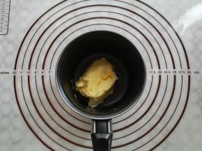 发酵黄油放入不粘锅奶锅里